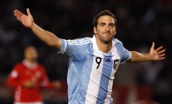 足彩网赛事中心_克雷莫内塞与维罗纳激战正酣，瓦尔迪锋线冲锋，奥代罗门前提速，加利亚尔迪尼与焦瓦内中场搏杀