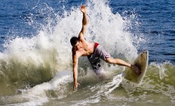 足彩网体育公司_23载铁砧铸就非凡竞争耐力—雷迪克深度剖析詹姆斯带伤出战背后的生涯哲学