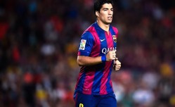 【足彩网官网】巴迪亚希勒背后犯规踢倒萨卡，裁判出示黄牌引发赛场争议