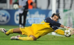 足彩网-倒霉到家了！巴萨客战皇社三进球遭否决，五次门框成悲情注脚