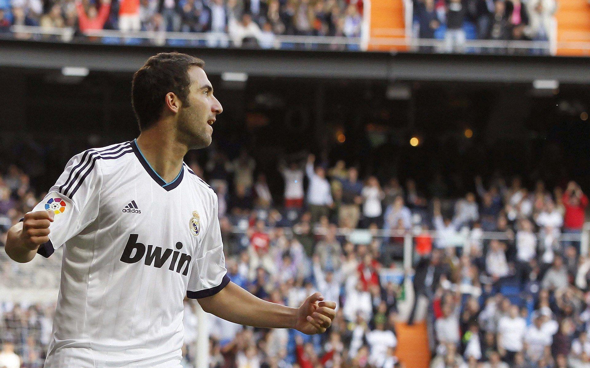 神奇换人再显锋芒，AC米兰20轮不败紧咬榜首，菲尔克鲁格与萨勒马克尔斯联袂闪耀